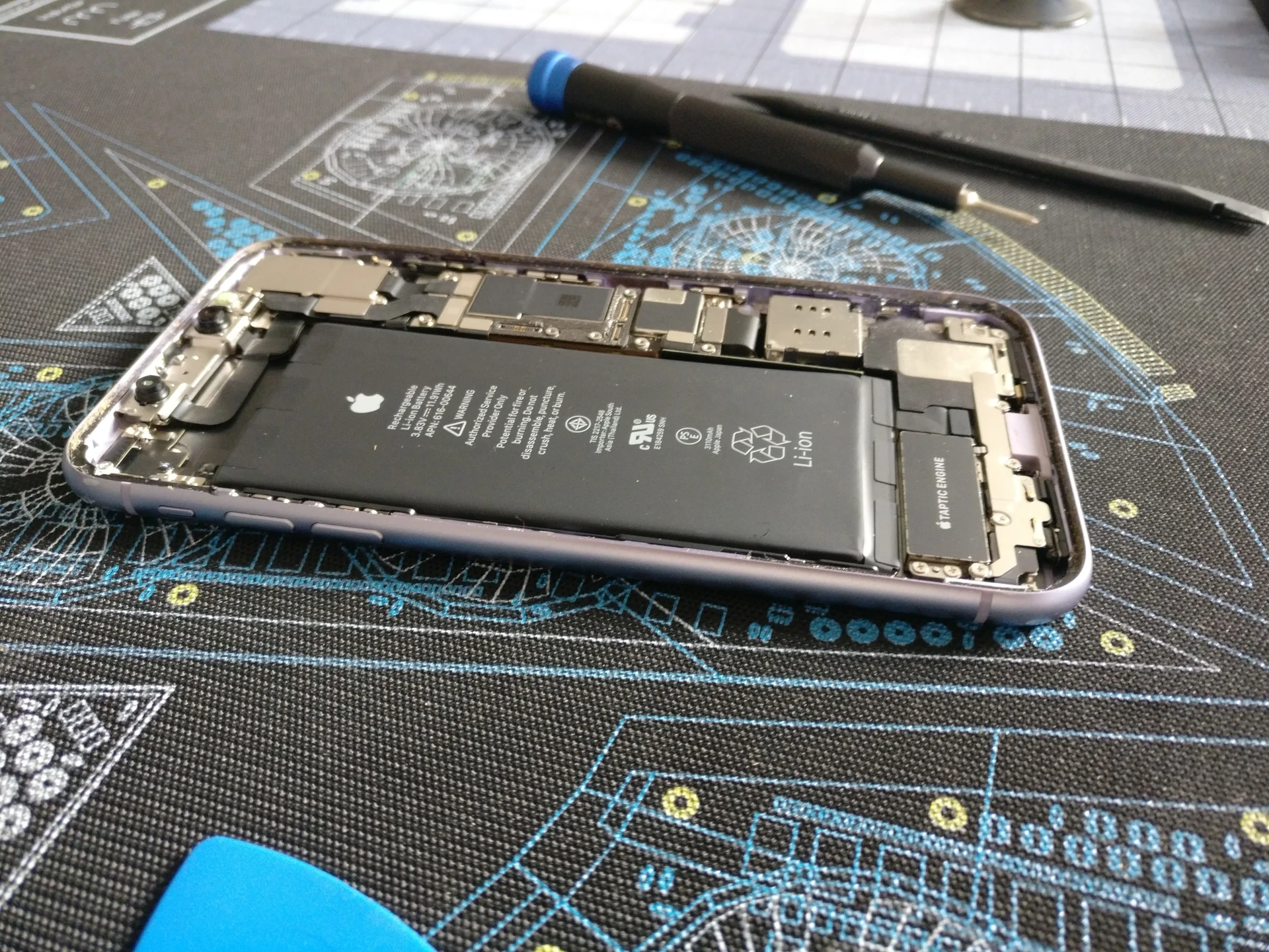 iPhone en cours de réparation